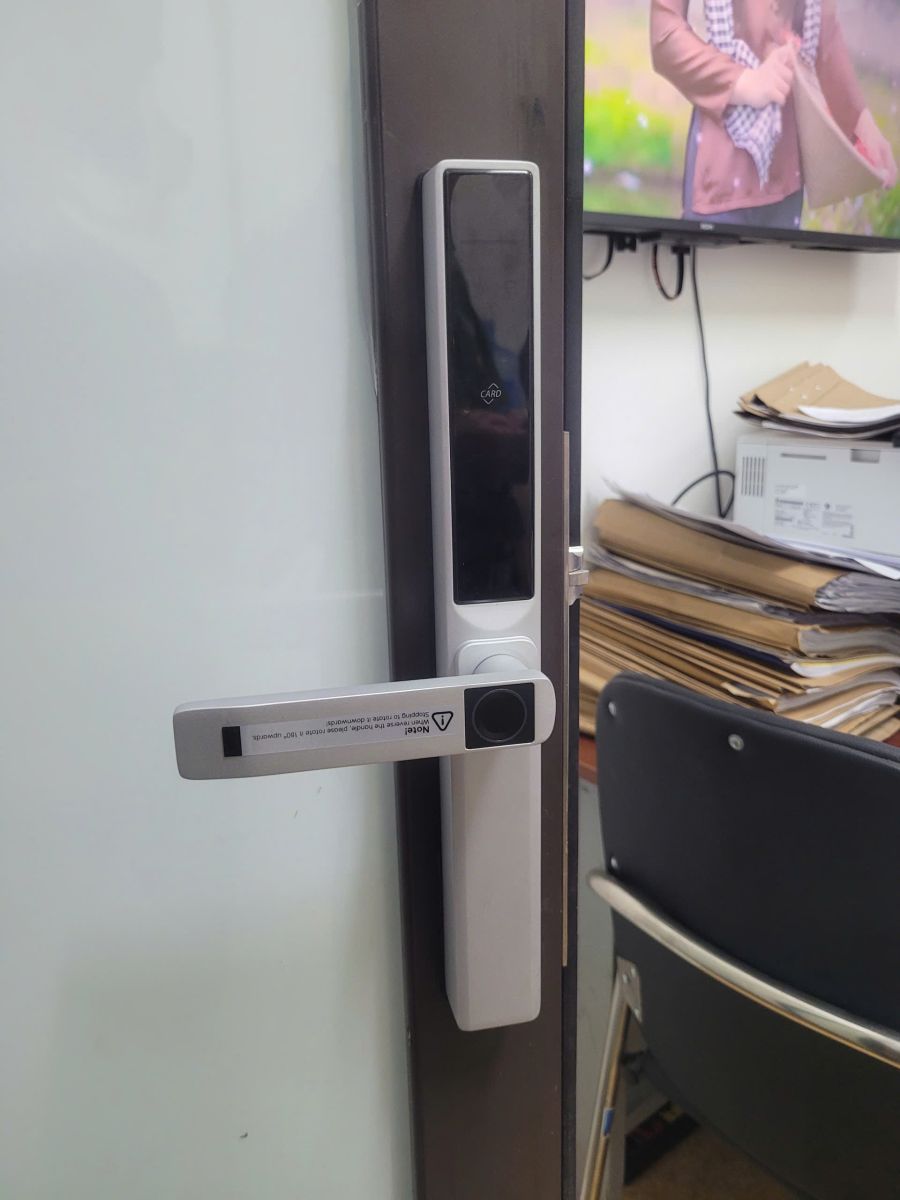 Khóa Vân Tay Cửa Nhôm Kính K208